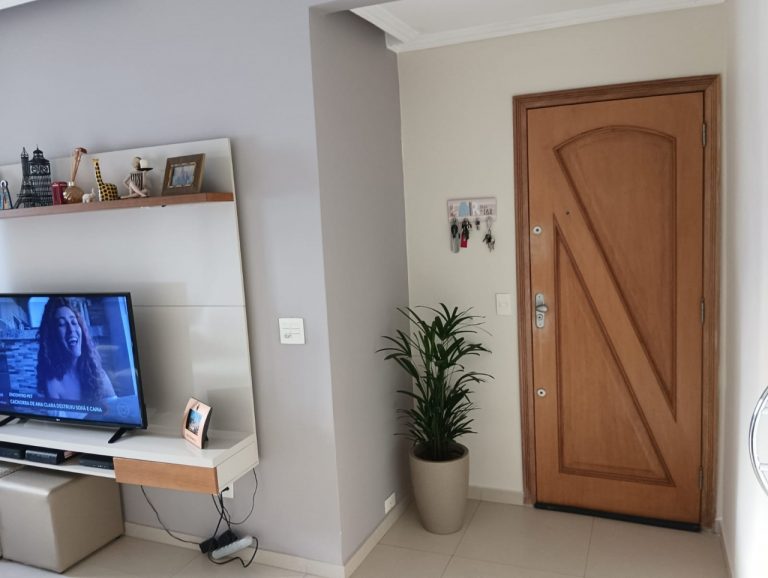 More em ótimo apartamento 2 dormitórios próximo ao estádio do Maracanã.