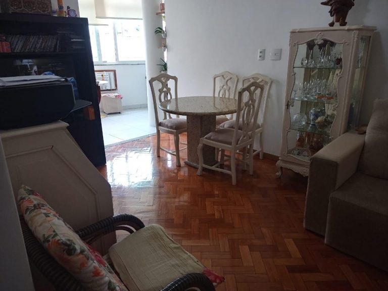 Copacabana – Quarto e Sala – Porteira Fechada – Há 80 metros da praia.