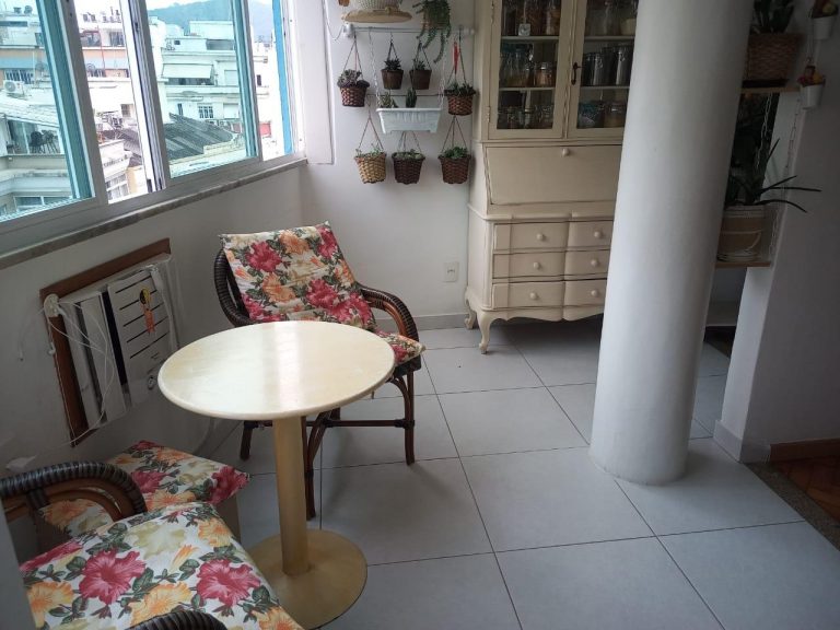 Copacabana – Quarto e Sala – Porteira Fechada – Há 80 metros da praia.