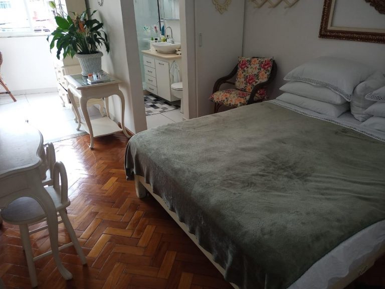 Copacabana – Quarto e Sala – Porteira Fechada – Há 80 metros da praia.