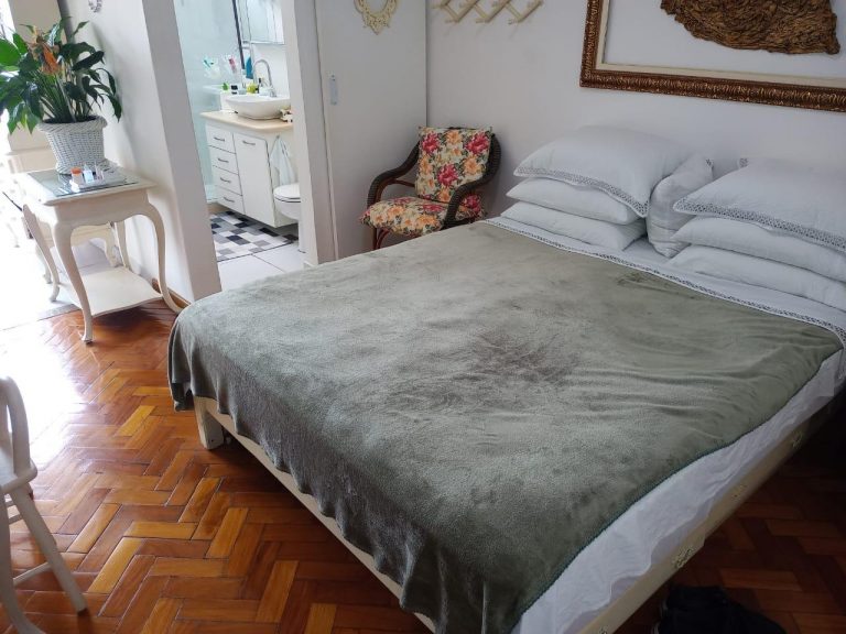 Copacabana – Quarto e Sala – Porteira Fechada – Há 80 metros da praia.