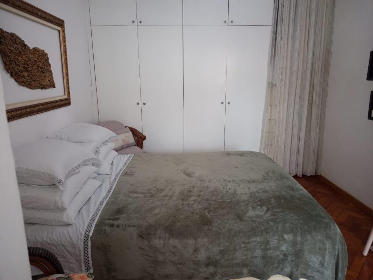 Copacabana – Quarto e Sala – Porteira Fechada – Há 80 metros da praia.