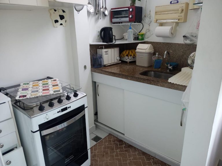 Copacabana – Quarto e Sala – Porteira Fechada – Há 80 metros da praia.