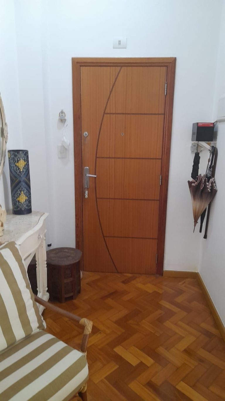 Copacabana – Quarto e Sala – Porteira Fechada – Há 80 metros da praia.