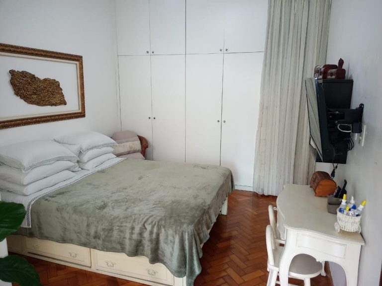 Copacabana – Quarto e Sala – Porteira Fechada – Há 80 metros da praia.
