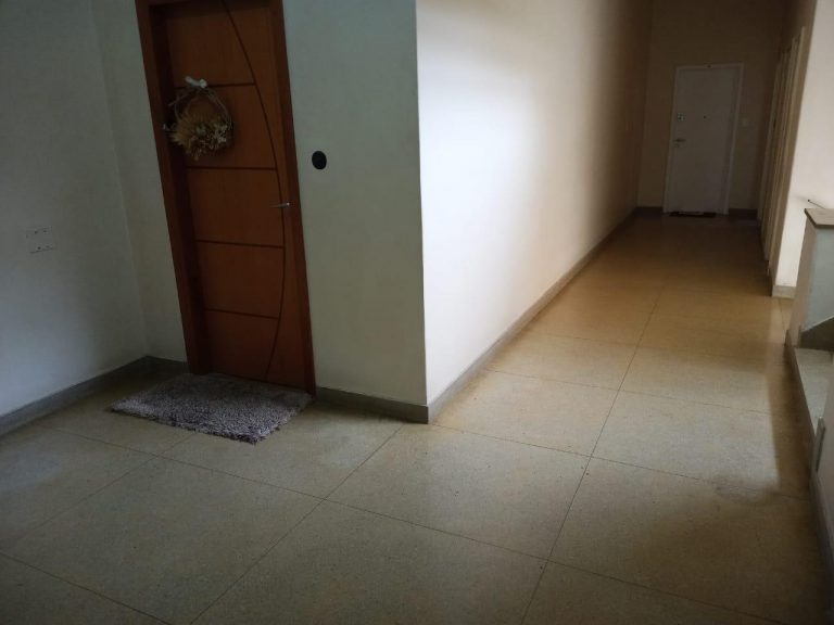 Copacabana – Quarto e Sala – Porteira Fechada – Há 80 metros da praia.