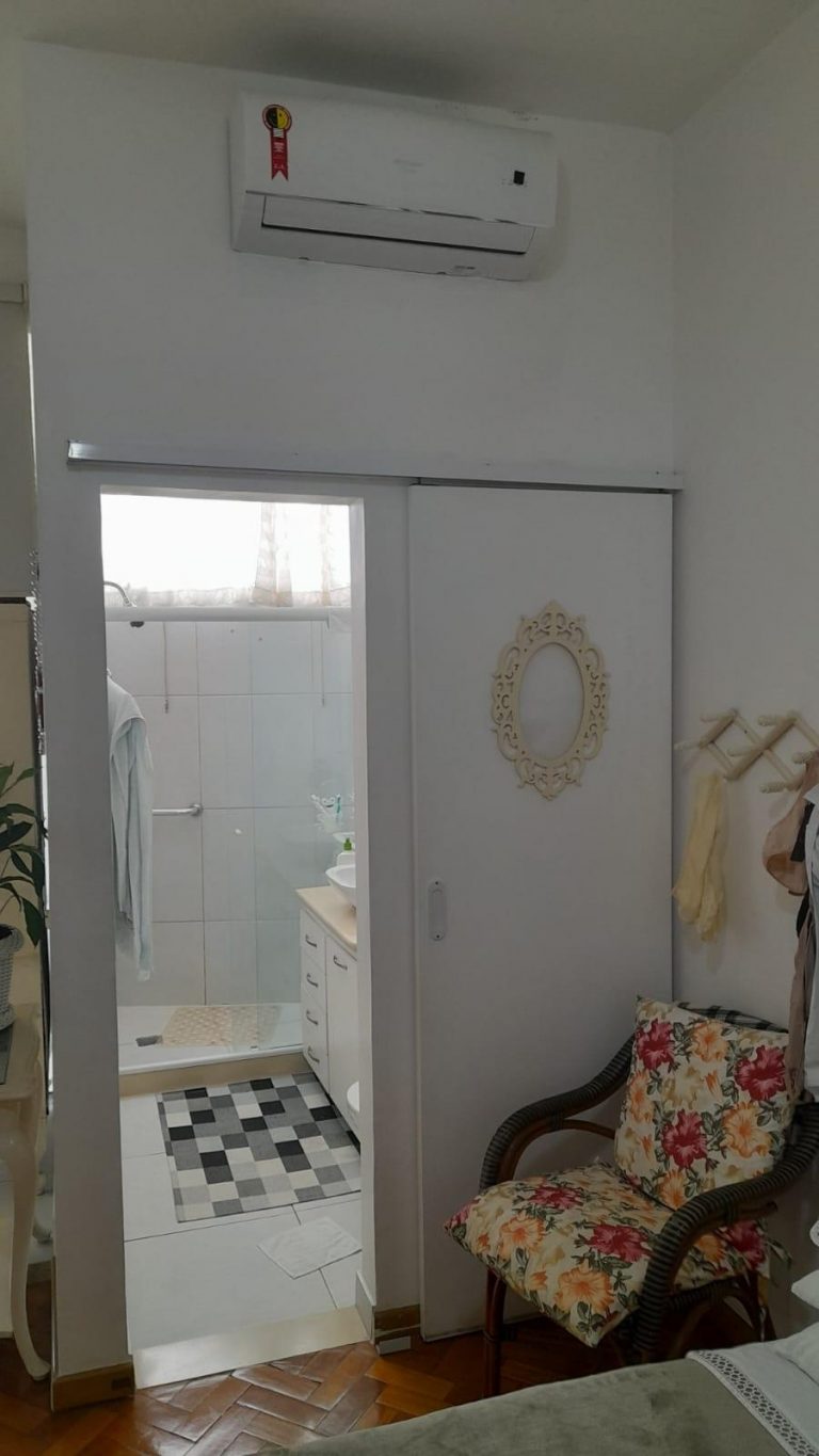 Copacabana – Quarto e Sala – Porteira Fechada – Há 80 metros da praia.