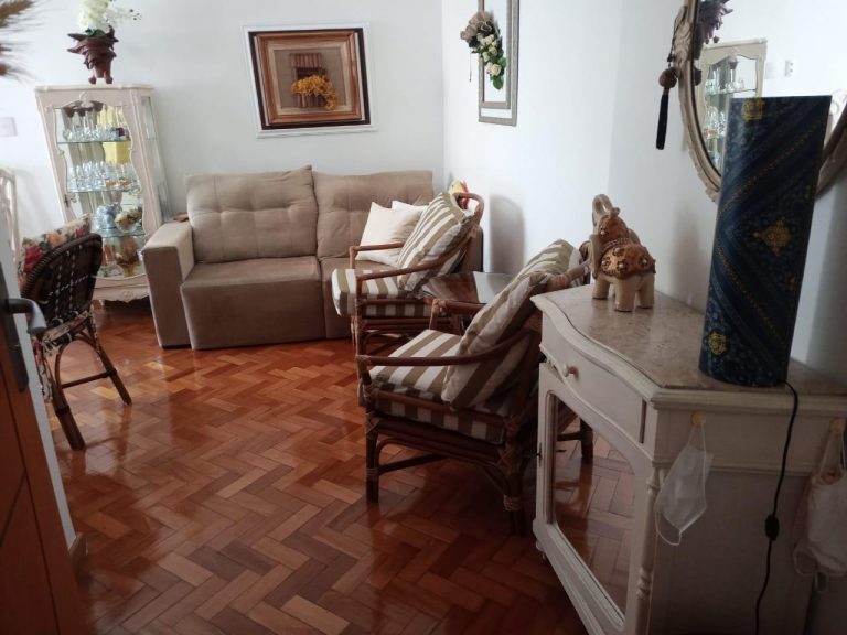 Copacabana – Quarto e Sala – Porteira Fechada – Há 80 metros da praia.