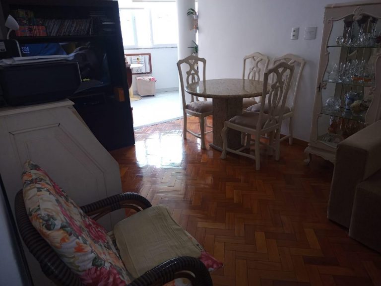 Copacabana – Quarto e Sala – Porteira Fechada – Há 80 metros da praia.