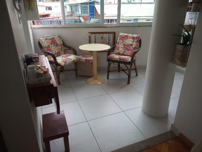 Copacabana – Quarto e Sala – Porteira Fechada – Há 80 metros da praia.