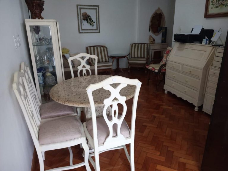 Copacabana – Quarto e Sala – Porteira Fechada – Há 80 metros da praia.