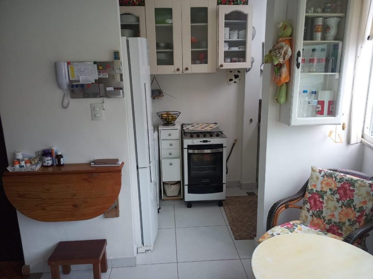 Copacabana – Quarto e Sala – Porteira Fechada – Há 80 metros da praia.