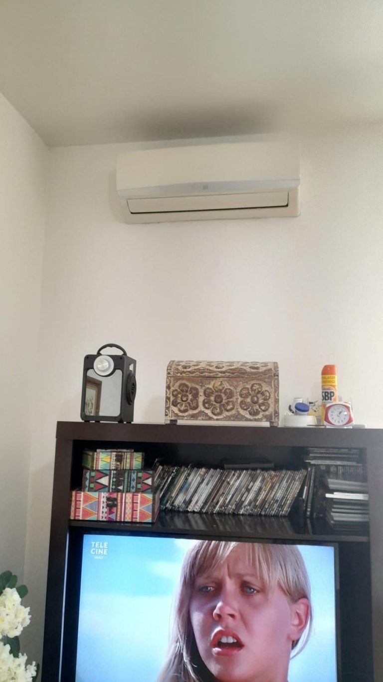 Copacabana – Quarto e Sala – Porteira Fechada – Há 80 metros da praia.