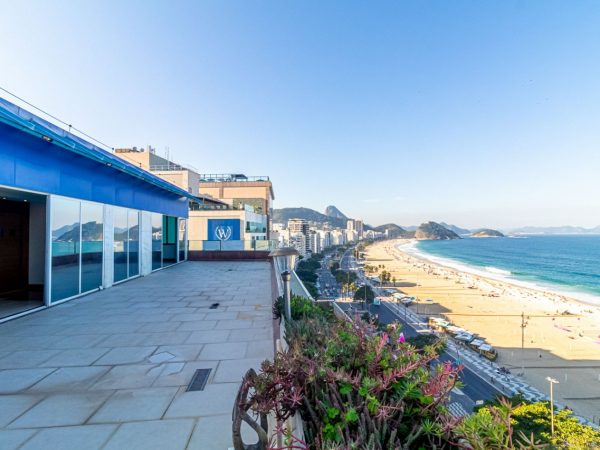 Linda cobertura na Avenida Atlântica.