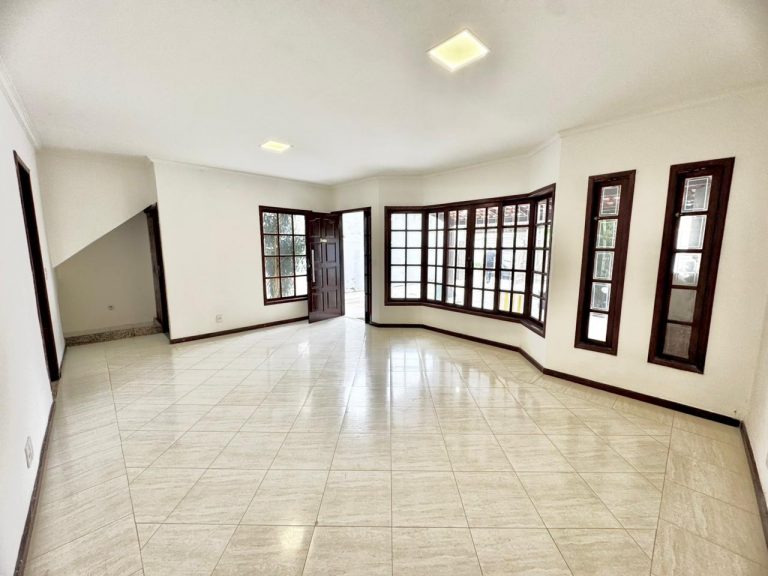 Vargem Grande – Casa em Condomínio Fechado – 4 Quartos 2 Suítes