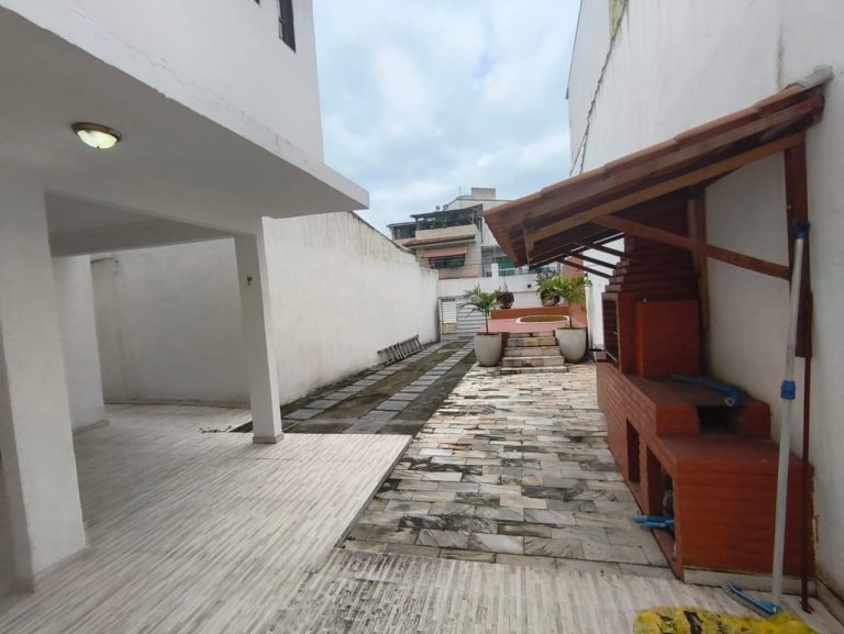 Casa Fundos – Campo Grande – 3 quartos 2 suítes, piscina, churrasueira, vaga para 6 carros