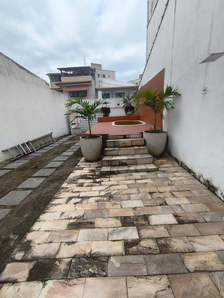Casa Fundos – Campo Grande – 3 quartos 2 suítes, piscina, churrasueira, vaga para 6 carros