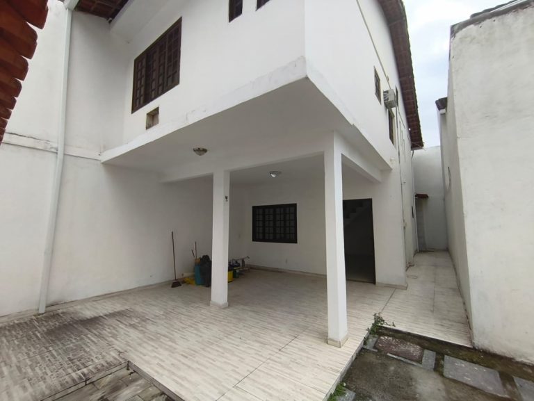 Casa Fundos – Campo Grande – 3 quartos 2 suítes, piscina, churrasueira, vaga para 6 carros