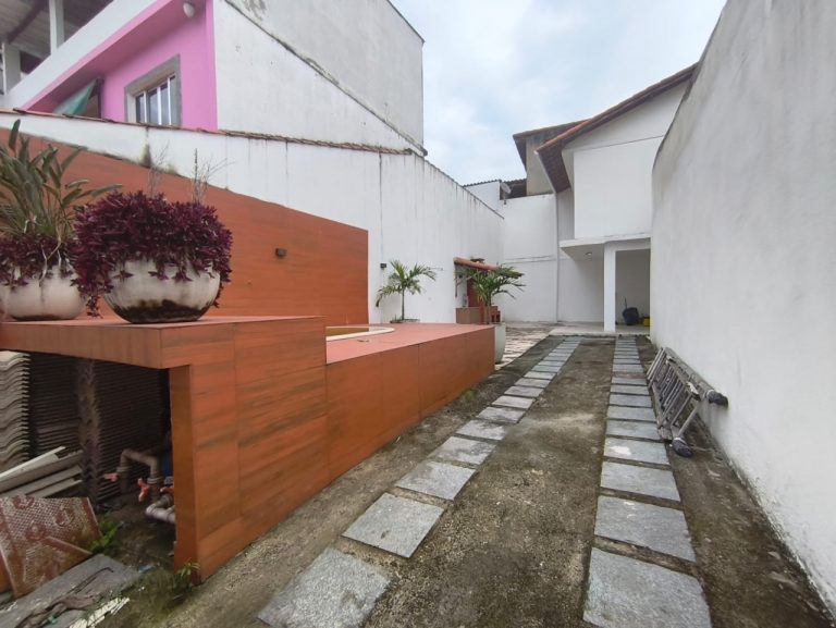 Casa Fundos – Campo Grande – 3 quartos 2 suítes, piscina, churrasueira, vaga para 6 carros