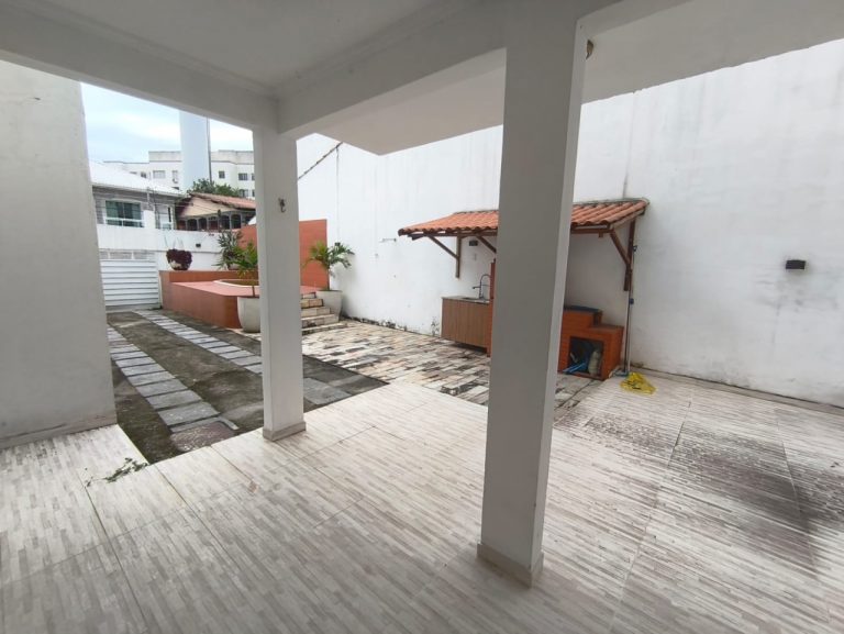 Casa Fundos – Campo Grande – 3 quartos 2 suítes, piscina, churrasueira, vaga para 6 carros