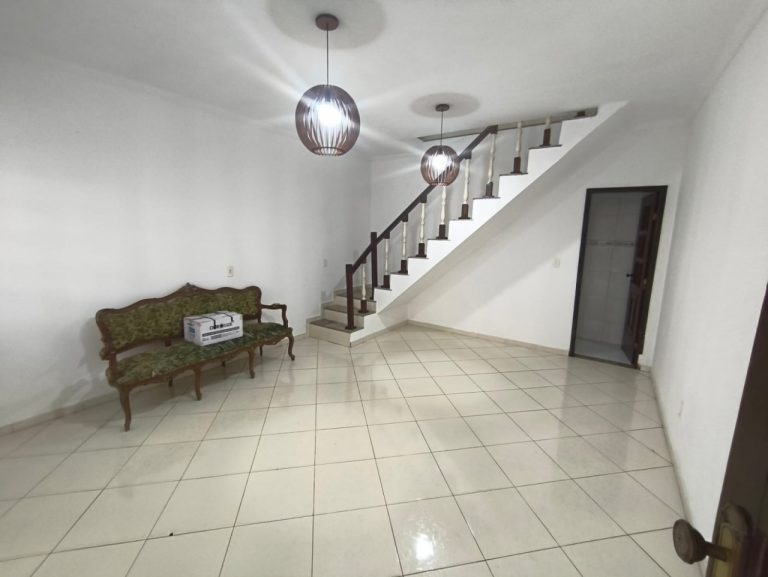 Casa Fundos – Campo Grande – 3 quartos 2 suítes, piscina, churrasueira, vaga para 6 carros