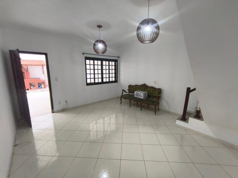 Casa Fundos – Campo Grande – 3 quartos 2 suítes, piscina, churrasueira, vaga para 6 carros