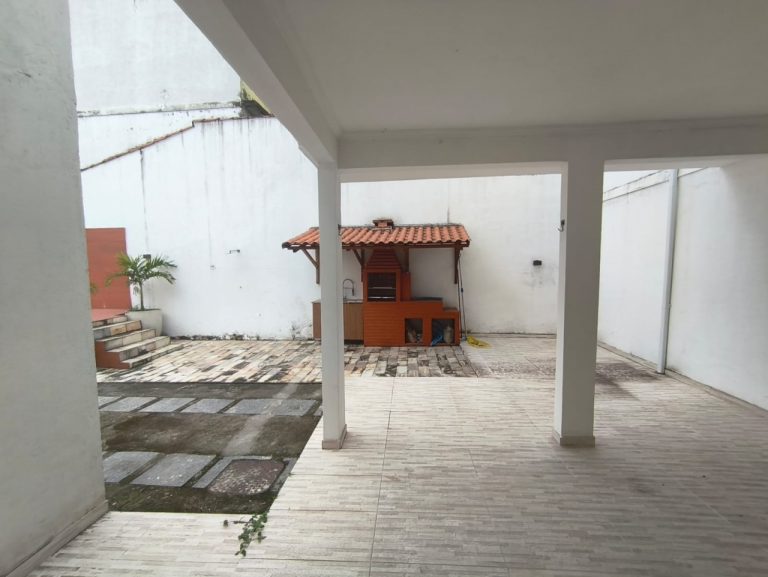 Casa Fundos – Campo Grande – 3 quartos 2 suítes, piscina, churrasueira, vaga para 6 carros
