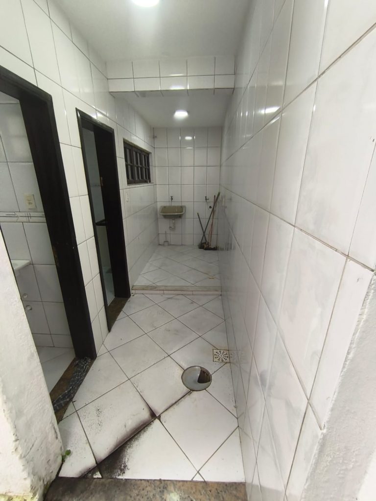 Casa Fundos – Campo Grande – 3 quartos 2 suítes, piscina, churrasueira, vaga para 6 carros