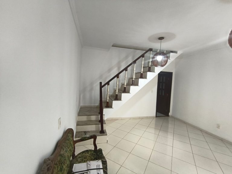 Casa Fundos – Campo Grande – 3 quartos 2 suítes, piscina, churrasueira, vaga para 6 carros