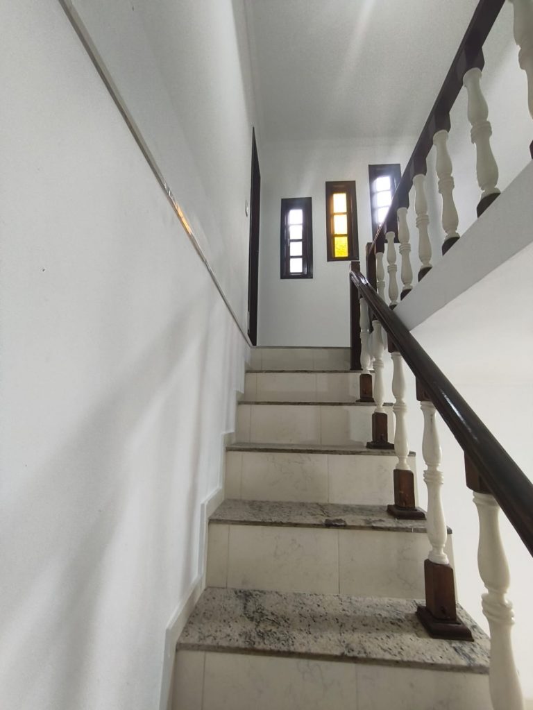 Casa Fundos – Campo Grande – 3 quartos 2 suítes, piscina, churrasueira, vaga para 6 carros