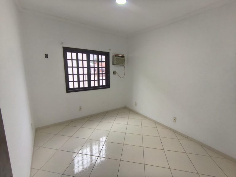 Casa Fundos – Campo Grande – 3 quartos 2 suítes, piscina, churrasueira, vaga para 6 carros
