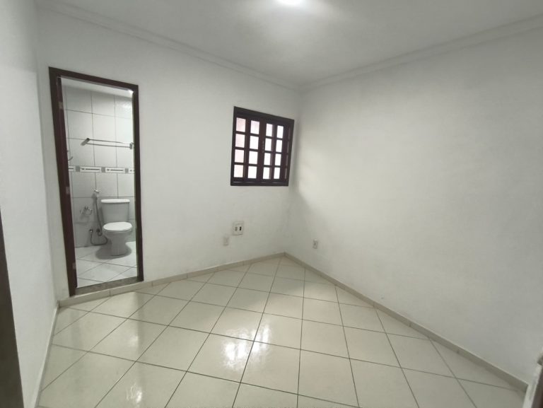 Casa Fundos – Campo Grande – 3 quartos 2 suítes, piscina, churrasueira, vaga para 6 carros