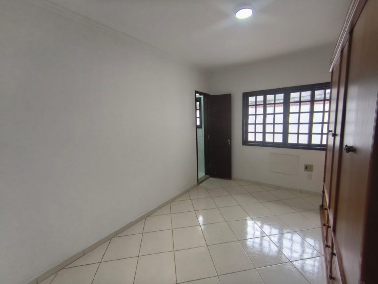 Casa Fundos – Campo Grande – 3 quartos 2 suítes, piscina, churrasueira, vaga para 6 carros