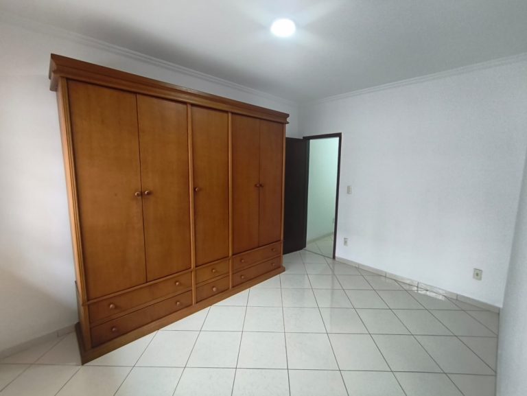 Casa Fundos – Campo Grande – 3 quartos 2 suítes, piscina, churrasueira, vaga para 6 carros