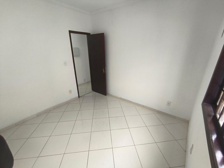 Casa Fundos – Campo Grande – 3 quartos 2 suítes, piscina, churrasueira, vaga para 6 carros