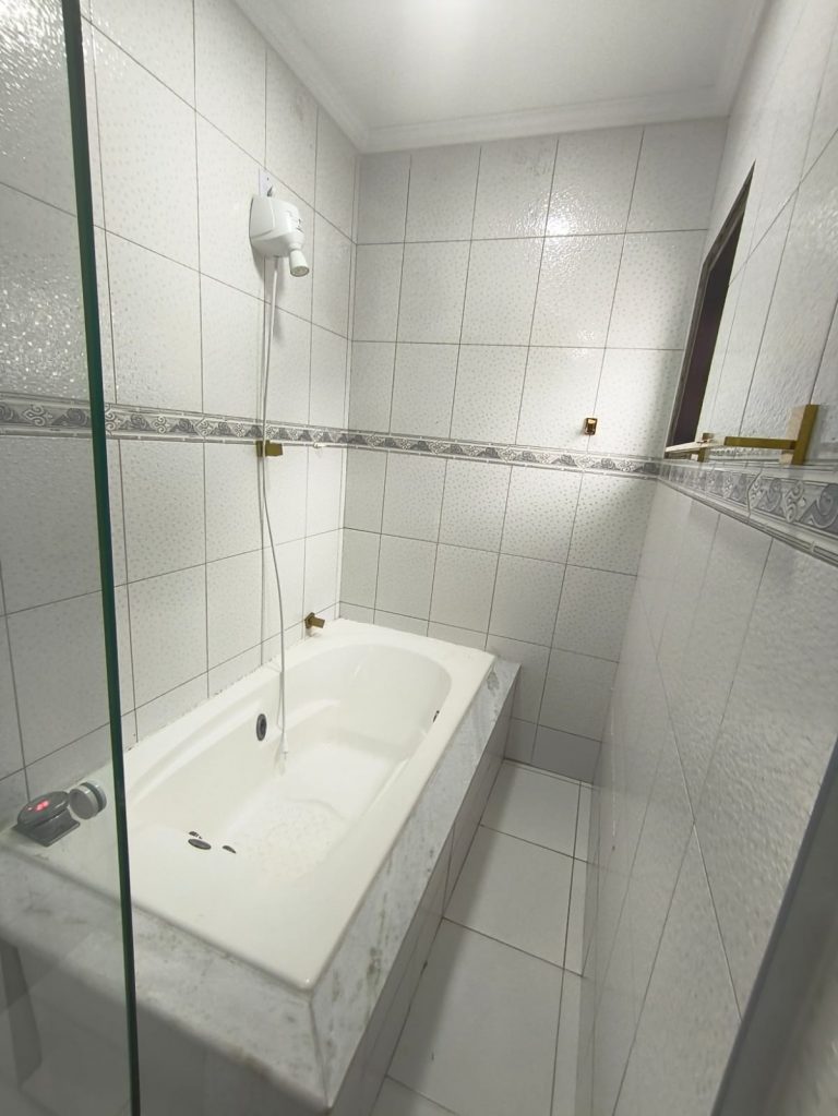 Casa Fundos – Campo Grande – 3 quartos 2 suítes, piscina, churrasueira, vaga para 6 carros