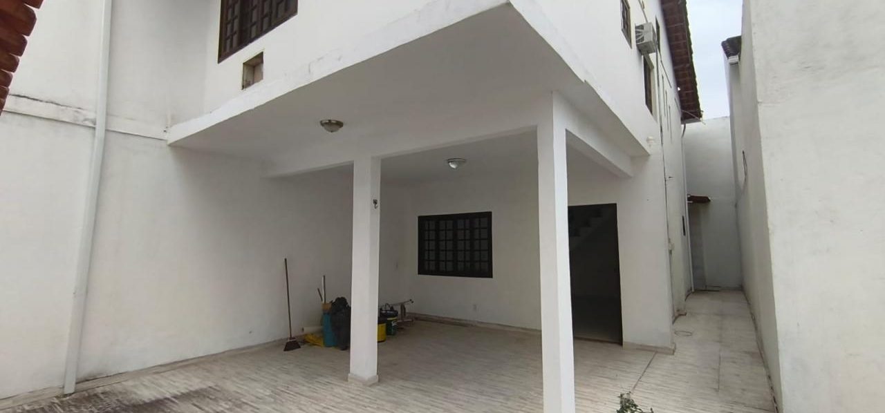 Casa Fundos – Campo Grande – 3 quartos 2 suítes, piscina, churrasueira, vaga para 6 carros